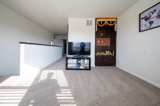 Building Photo - 5595 Queensland Ln N