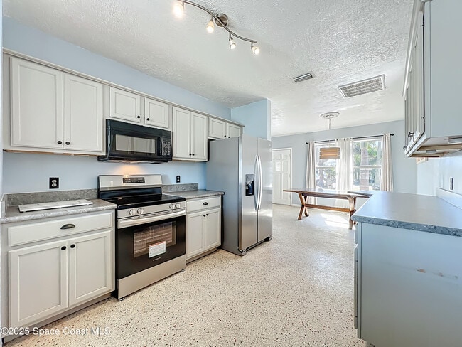 Building Photo - 113 SE 1st St