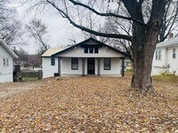 Building Photo - 902 S Cedar Ave