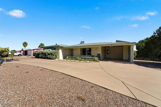 Building Photo - Spacious 3 Bed in Dreamland Villa | Corner Lot + Circular Drive