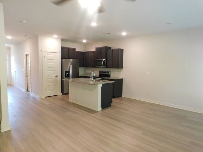 Building Photo - 672 The Heights Ln
