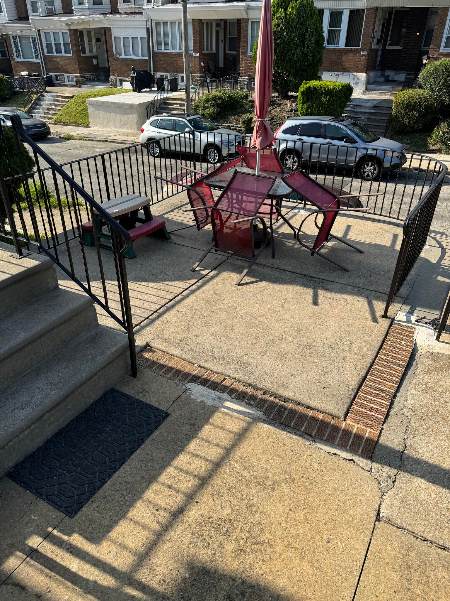 Front patio - 1870 Conlyn St