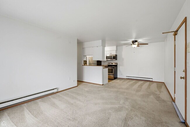 Building Photo - 627 S Virginia Rd