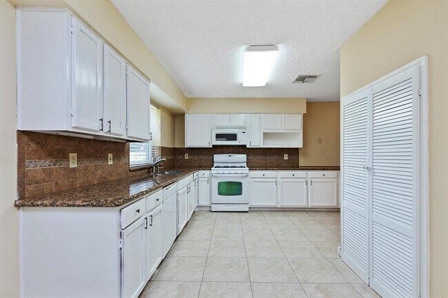 Building Photo - 2007 Highland Hills Dr
