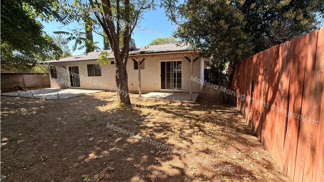 Building Photo - 4 bed/2 Bath - Available now