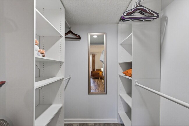 Building Photo - 409 Brackenwood Ln S
