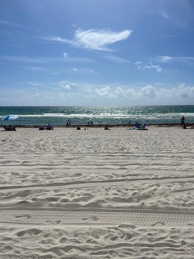 Building Photo - 441 Collins Ave