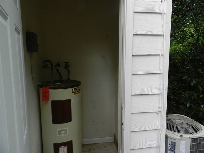 Building Photo - 2388 Parrot Ln