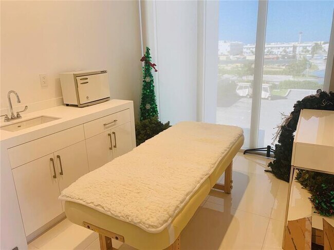 Building Photo - 6326 NW 105th Pl