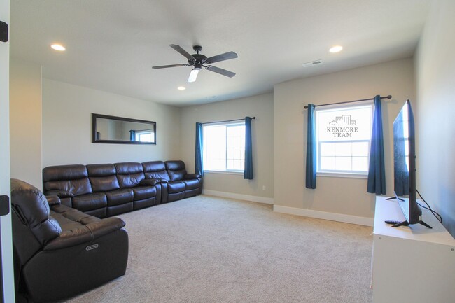 Building Photo - FURNISHED: 4 Bedroom, 2.5 Bath Home in Kennewick