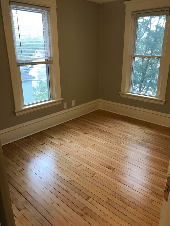 Building Photo - Updated House in Saint Paul.