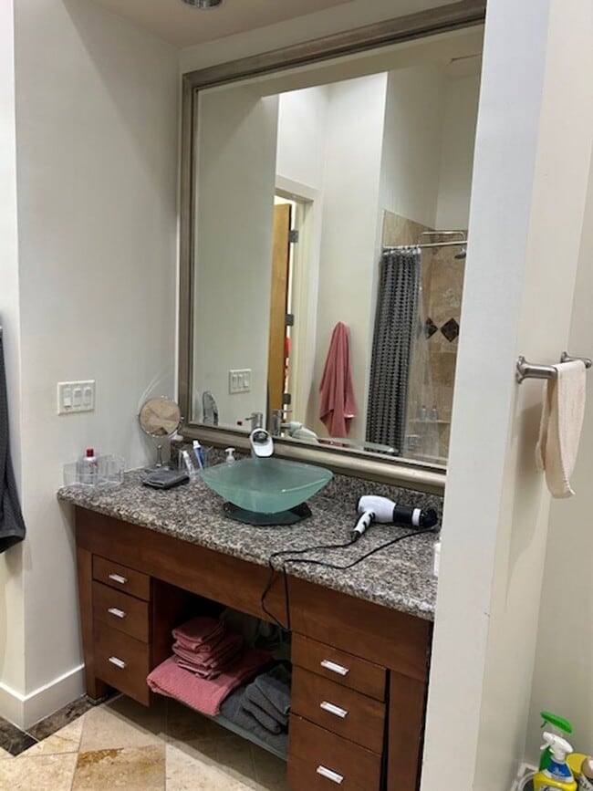 Building Photo - Fully Furnished, Awesome 1 Bedroom 1.5 Bath Condo in Excellent Location