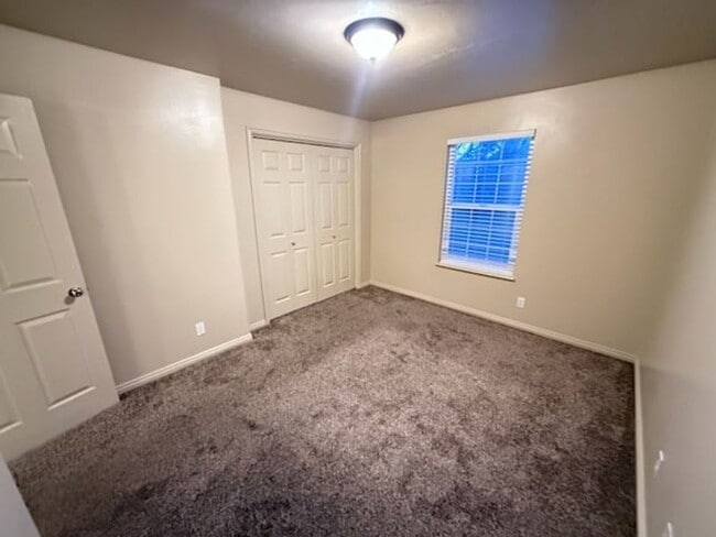 Building Photo - Townhome in Fantastic Springville Location