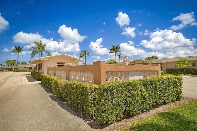 Building Photo - 2703 Dudley Dr W