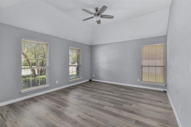 Building Photo - 630 Lakewood Dr