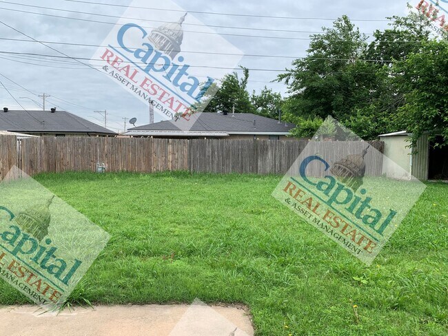 Building Photo - Cute Home Available!