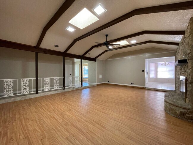Building Photo - COMING SOON 3 BEDROOM 2.5 BATH SPACIOUS HO...