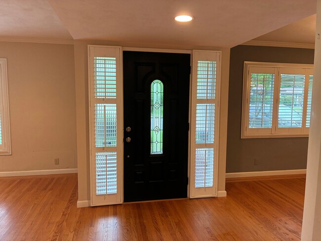 Building Photo - Beautiful 3 bedroom/1.5 bath Home in S. Land Park