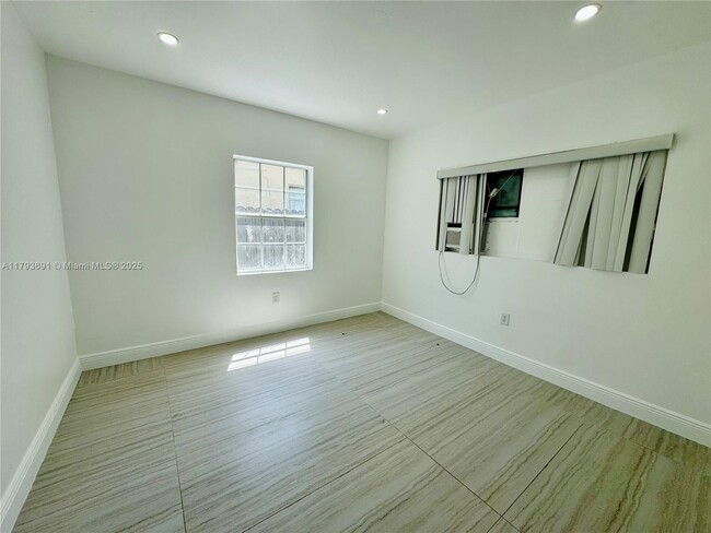 Building Photo - 1364 NE 145th St
