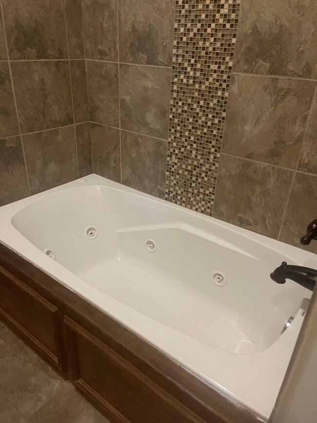 Building Photo - Fully Furnished Three Bedroom, Two Bathroo...