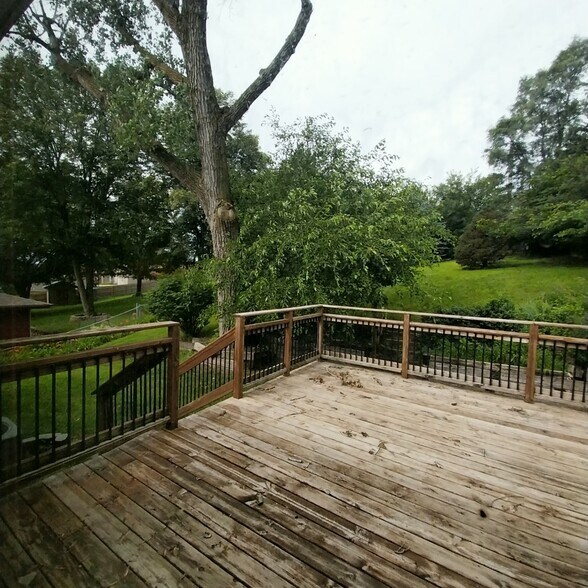 Shared Deck & Yard - 208 Sandi Ct