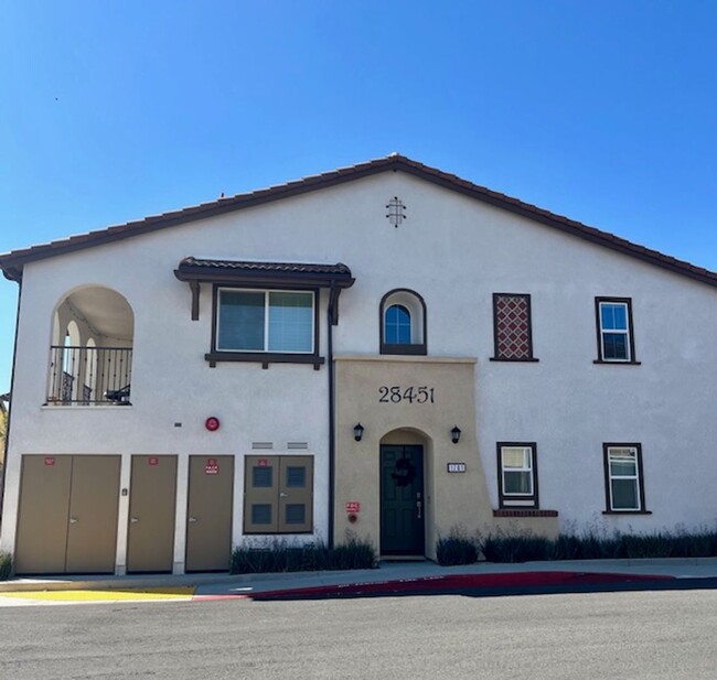 Building Photo - Murrieta Townhome, Downstairs ADA Bed/Bath
