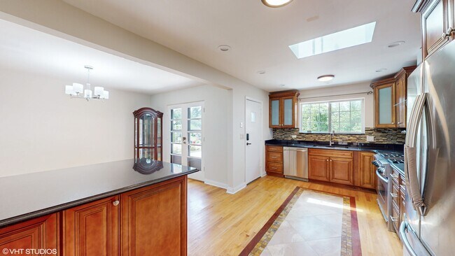 Building Photo - 4030 W North Shore Ave