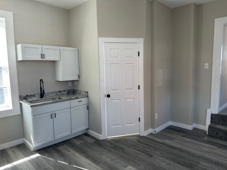 Building Photo - 801 Central Ave