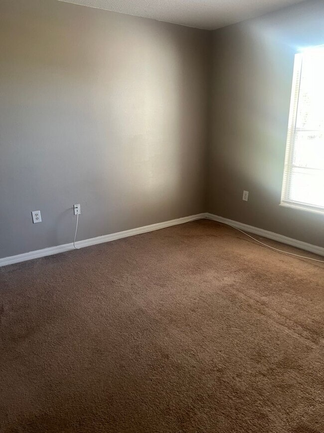 Building Photo - Wonderful 2 bedroom home with Addition Den or Office, Great Location