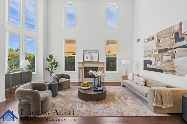 Building Photo - 5011 Hayvenhurst Ave