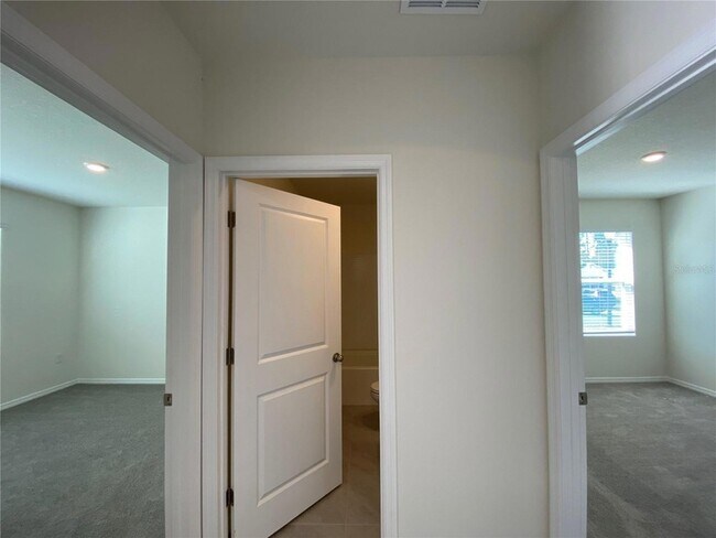 Building Photo - 14 Hickory Course Ln