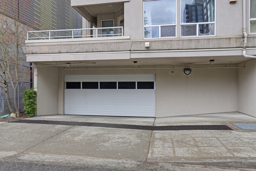 Building Photo - 925 110th Ave NE