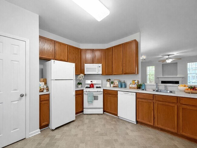 Building Photo - WITH 13 month lease NO RENT PAYMENT ON SECOND MONTH'S RENT !! Beautiful 3BR 2.5BA Townhome w/ Fen...