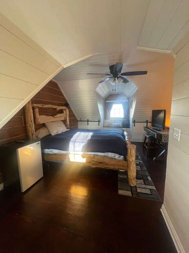 Building Photo - Amazing custom built Alaskan Log home acro...