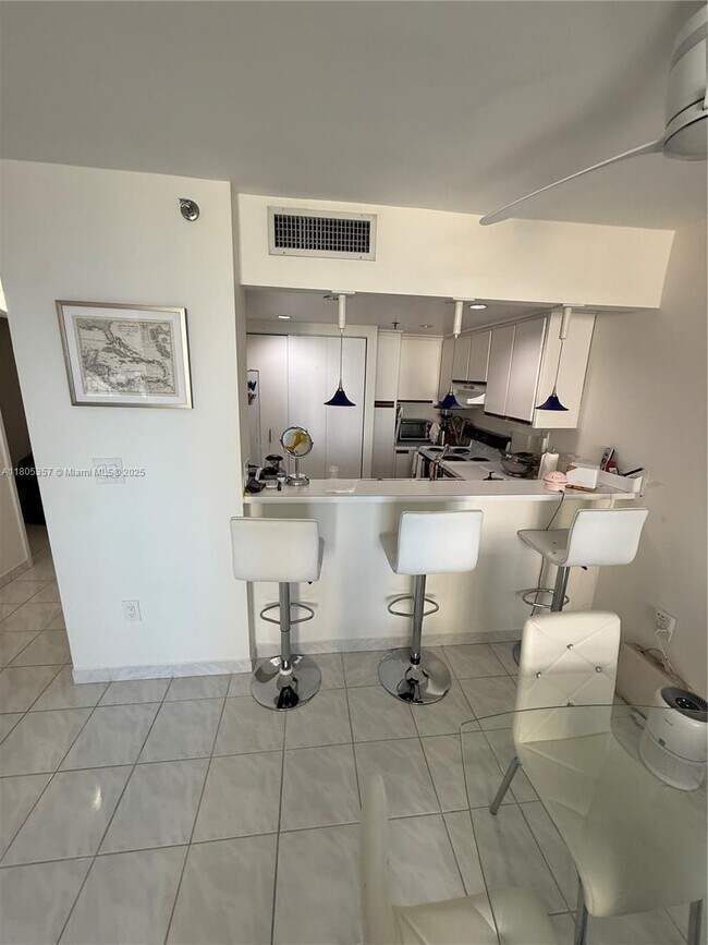 Building Photo - 540 Brickell Key Dr