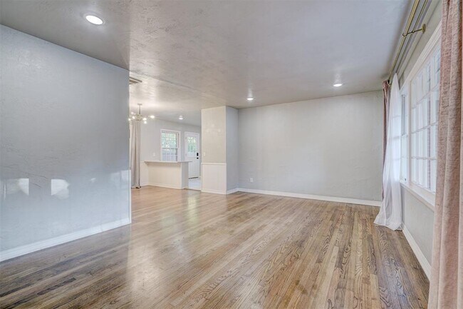 Building Photo - 2433 Gladstone Terrace