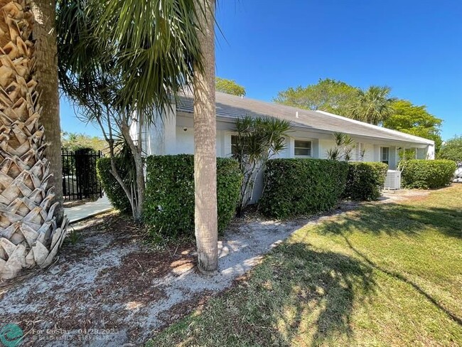 Building Photo - 711 N Pine Island Rd