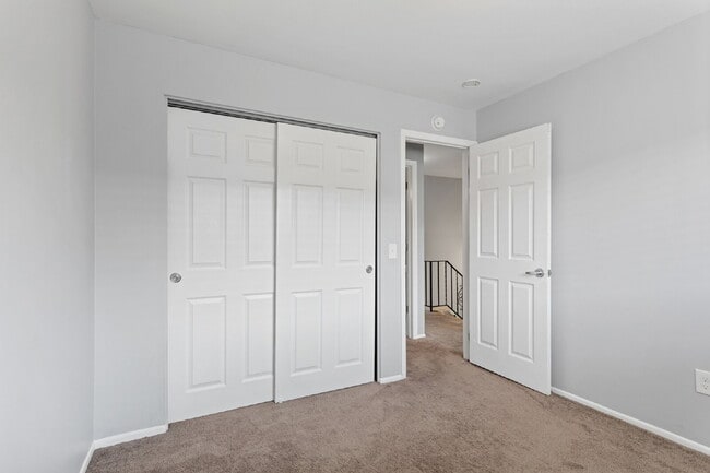Building Photo - Southgelnn Townhome - 3 Bedrooms - 3 Bathr...