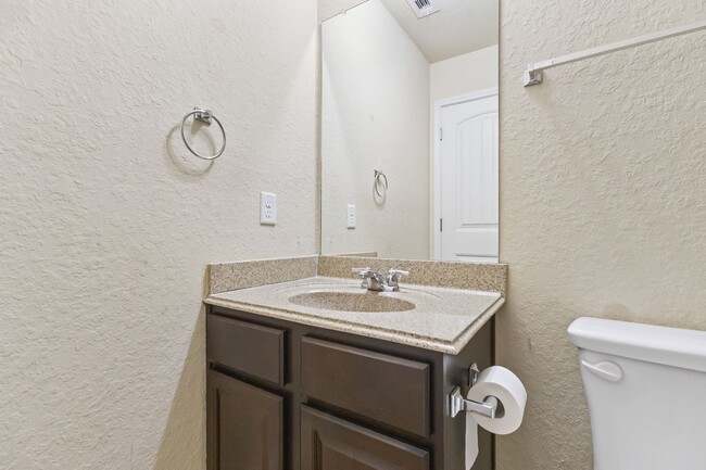 Building Photo - 5 Bedroom/3.5 Bath Saddle Creek Subdivision