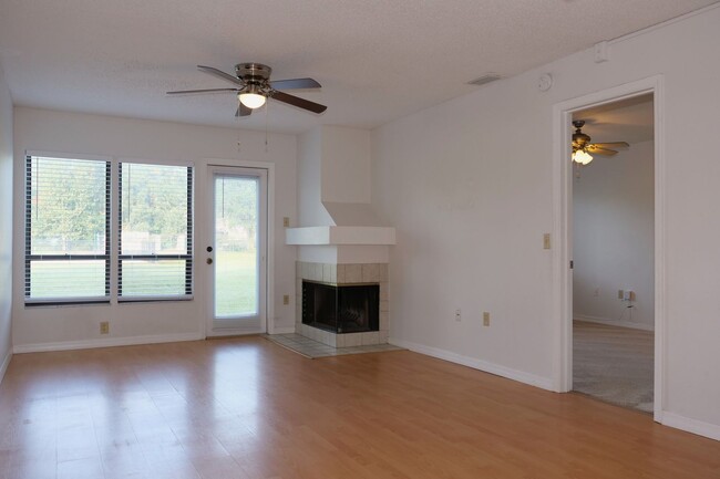 Building Photo - Spacious 2bd 2bth Condo Available Now!