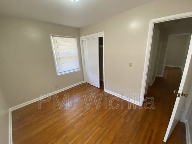 Building Photo - 889 S Hillcrest St
