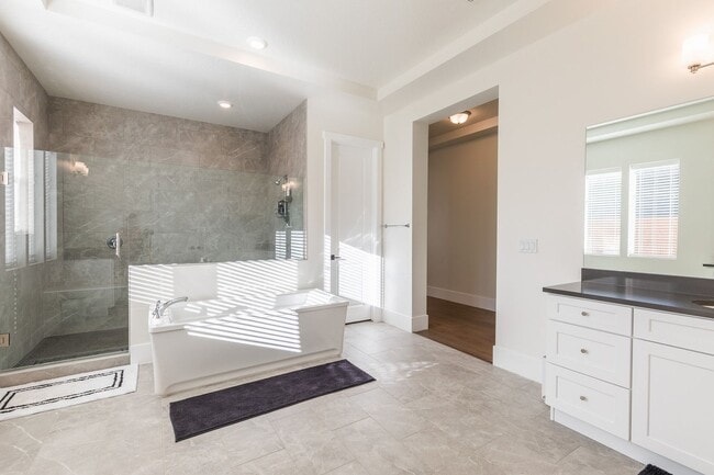 Building Photo - Washington Fields 4 bed | 3 1/2 bath | 3 c...