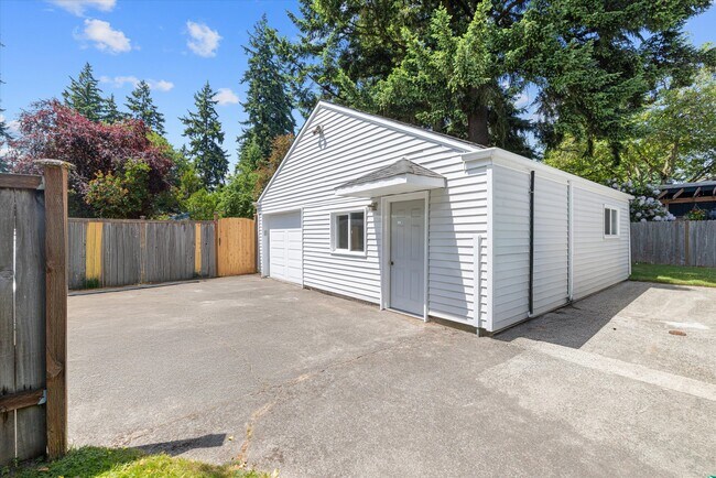 Building Photo - 15701 Stone Ave N
