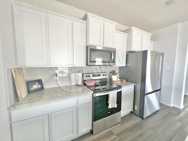 Building Photo - 1307 Cesarina St