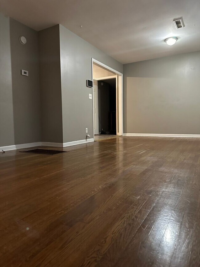 Building Photo - Spacious 4-Bedroom, 2-Bath Home in Quiet C...