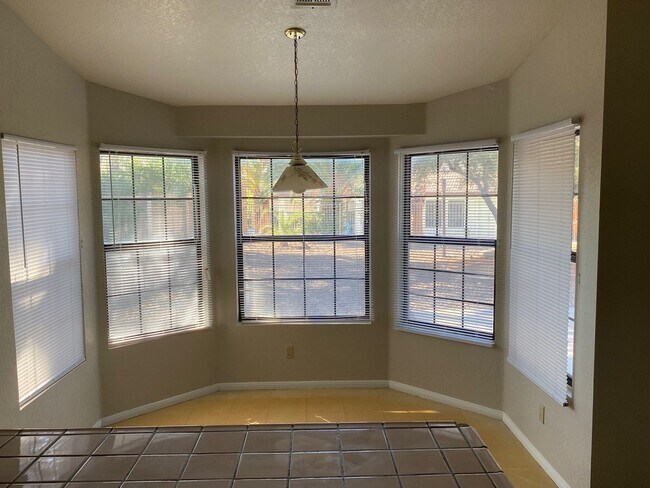 Building Photo - 3 Bedroom 2 Bathroom Home!