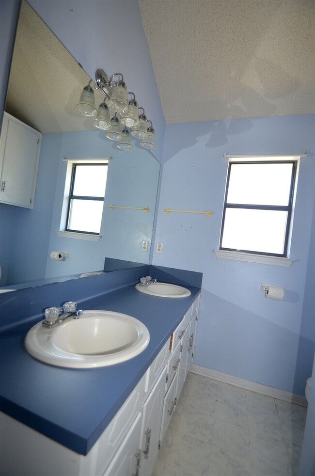 Building Photo - AMAZING 4 BED/ 2 BATH HOME IN WESTERN HILL...