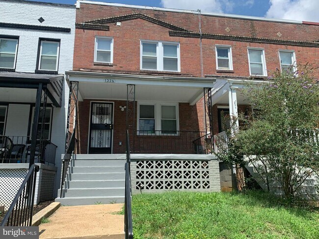 Building Photo - 1326 Holbrook St NE