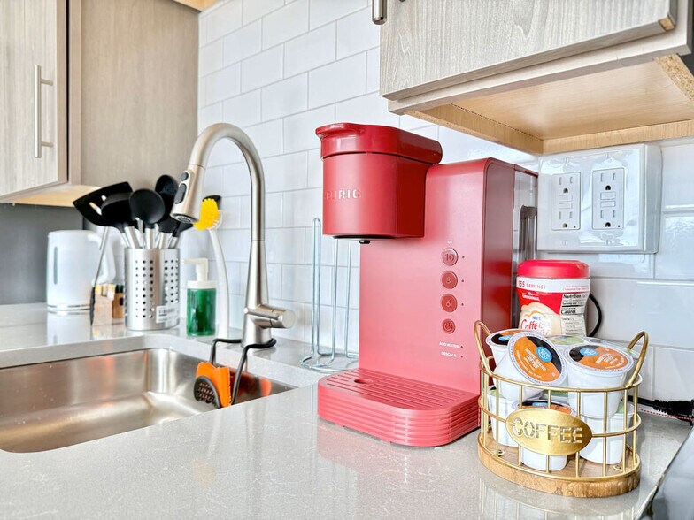 Building Photo - 501 N Perth St