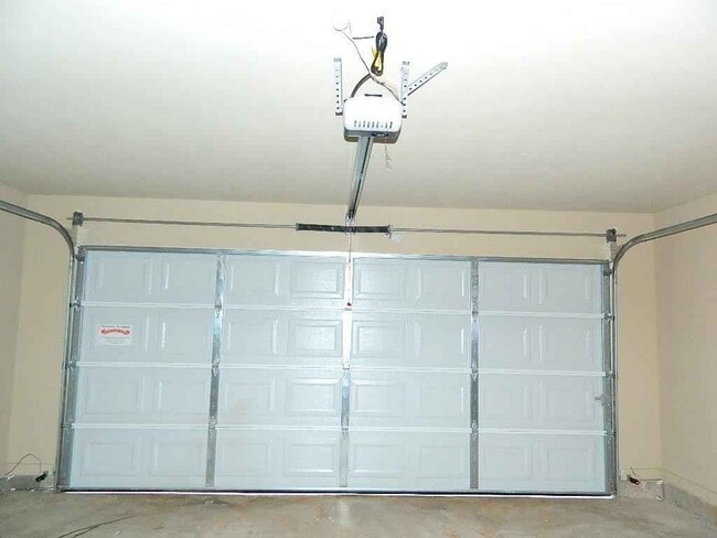 Building Photo - 1025 Creek Side Dr